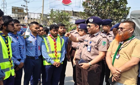 কুমিল্লার অংশে ঢাকা-চট্টগ্রাম মহাসড়কে ঈদযাত্রা নির্বিঘ্ন করতে ট্রাফিকের ভূমিকায় শতাধিক স্কাউট সদস্য